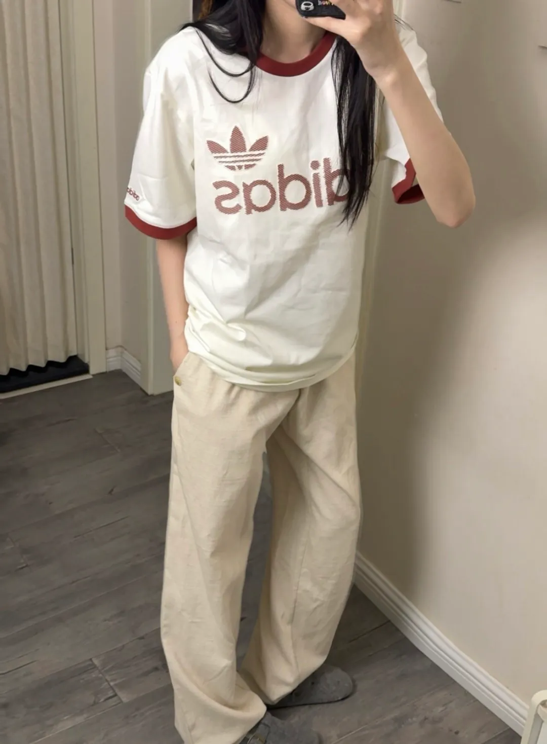 No watermark upper body rendering 𝟬𝟱𝟰𝟰#Exclusive real shot/difference between various stolen pictures and online version on the market [𝗮𝗱𝗶𝗱𝗮𝘀Adidas Clover & Wang Hexi Same Style Contrast Color Retro T-shirt] ✅This Retro Contrast Color T-shirt directly brings out the American Retro feel Classic round neck with contrasting edging design, available in white, red and dark gray colors. No matter skin color or body shape, men and women can easily choose the same style for couples! . ✅ Original mold opening, pure original/tag washed wheat ribbon individually coded/full set of 1:1 customized accessories ➕Customized three-label ➕𝗬𝘂𝗮𝗻 version of the tag ➕𝗹𝗼𝗴𝗼 packaging bag🔥 ➕Scan the QR code to enter the official website. Complete with three labels! Perfect Quality! Highly recommended! ✅Top version, ins Xiaohongshu Kuaishou = lots of bloggers’ outfits. ✅Adi’s absolute Hot Sale star Same Style details are online, feel free to compare! The iconic Adidas logo embellishes the chest, highlighting the brand's charm. Fixed color and classic three-bar stripes, classic will never go out of style! Versatile is not picky, the original model is perfect for the upper body, so buy it with your eyes closed! ✅Easily adaptable to various sports or daily leisure scenes. Whether you are running for fitness or hanging out on the street, it can keep you full of energy without losing the sense of fashion. ✅Complete sizes to meet the needs of different body shapes! Color; White Size S-XXL